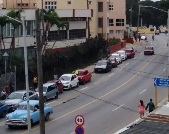 largas filas para echar gasolina en La Habana