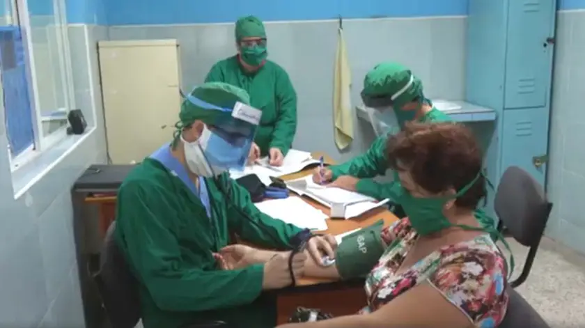 Médicos en Camagüey crean máscaras con placas de rayos X recuperadas ante la falta de medios de protección