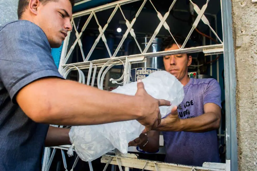 Yasiel Hernández, un joven cubano que creó su propia "empresa" de venta de hielo en Cuba