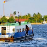 Para cruzar la Bahía de La Habana yo me monto en la lanchita...