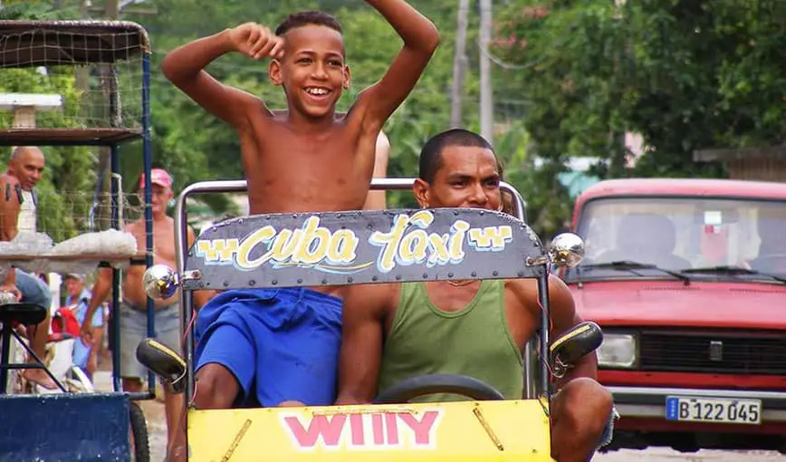 Este cubano fabrica sus propios autos en miniatura y son totalmente funcionales