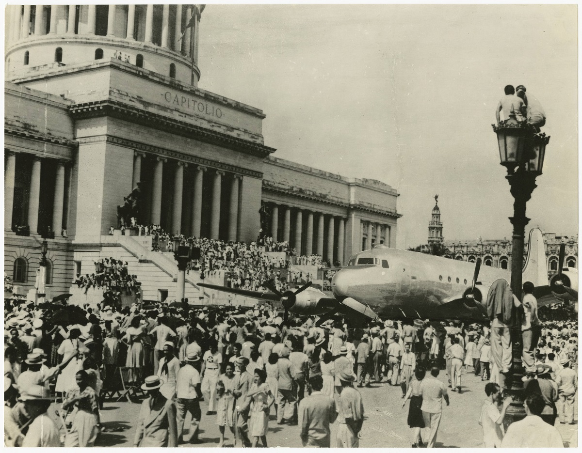 Cuando el Capitolio de La Habana se llenó de por una avión C-54 de la Segunda Guerra Mundial