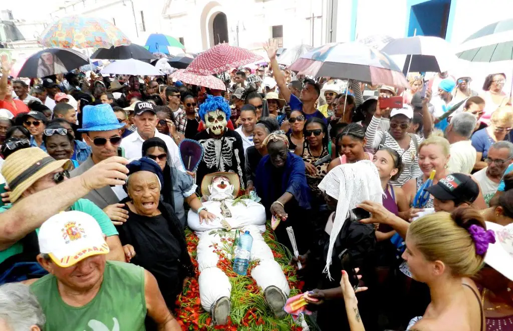 El entierro de San Pedro, el muerto en Cuba que se acompaña con congas y comparsas hasta la tumba