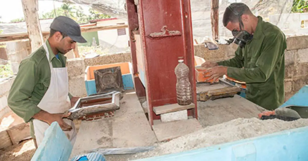 Esta familia cubana en Pinar del Río creó en su casa una fábrica de losas de piso que ya es capaz de producir más que muchas fábricas del Gobierno