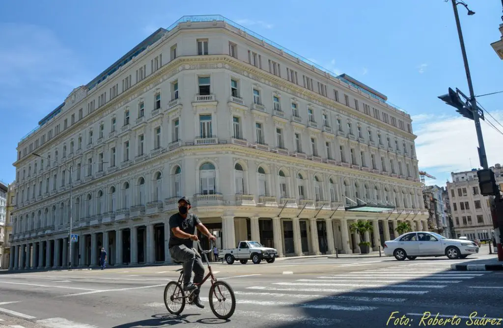 El lujoso hotel Manzana Kempinski se convierte en el centro de aislamiento para viajeros de mayor confort en Cuba, pero la noche cuesta casi 1800 dólares