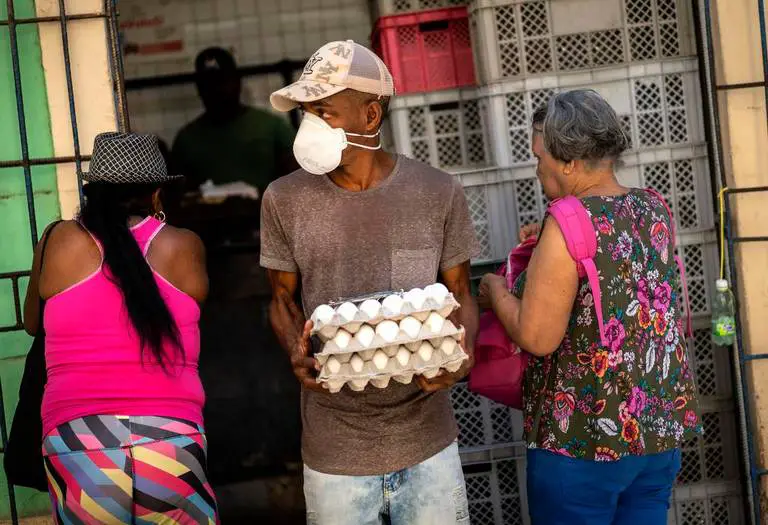 El Congreso del Partido Comunista acaba de empezar y ya deja sus "frutos" pues el Gobierno anunció hoy que entregarán más huevos por la libreta a la población