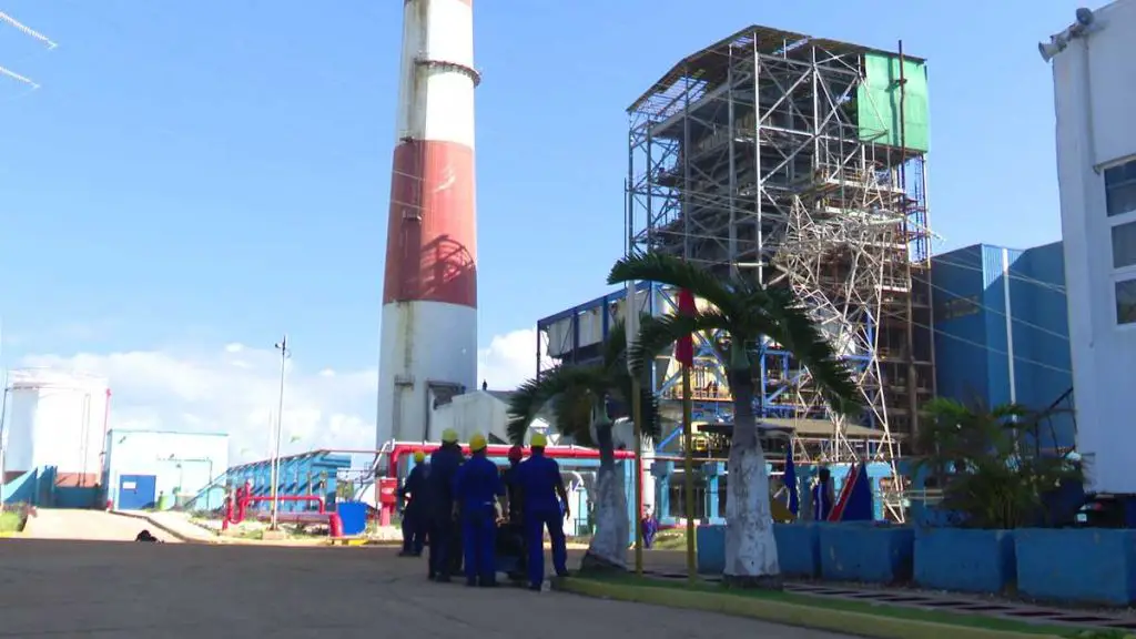 "Al menos hasta mañana...": Ha dicho el Gobierno que el martes podría volver a funcionar la principal central eléctrica de Cuba