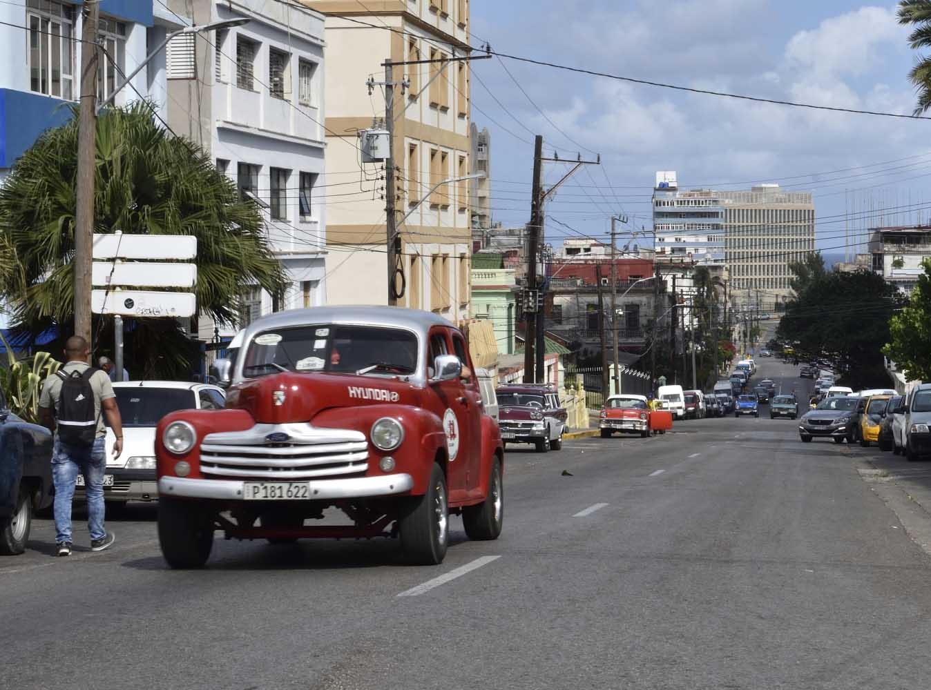 Habaneros califican de abusivo el precio de los taxistas privados en la capital