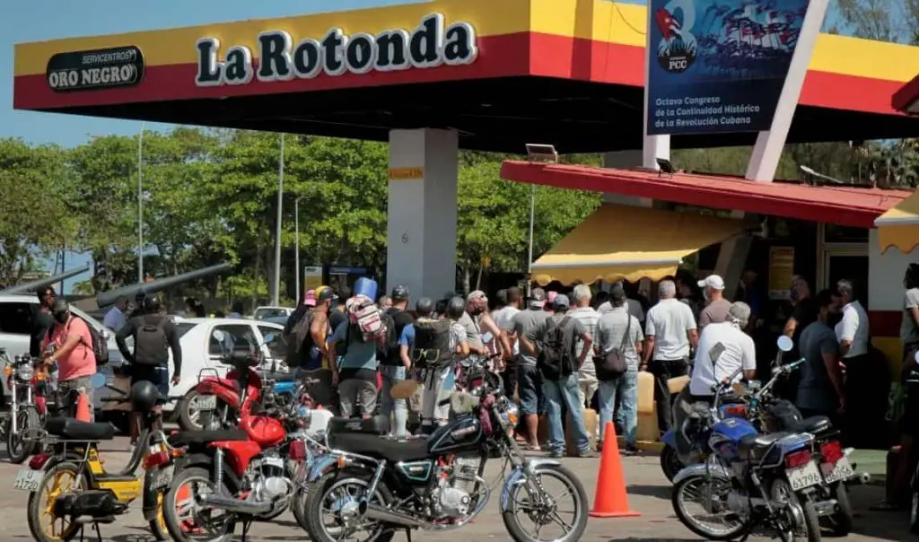 Gobierno cubano no venderá combustible a quienes no vayan con su automóvil o moto a las gasolineras