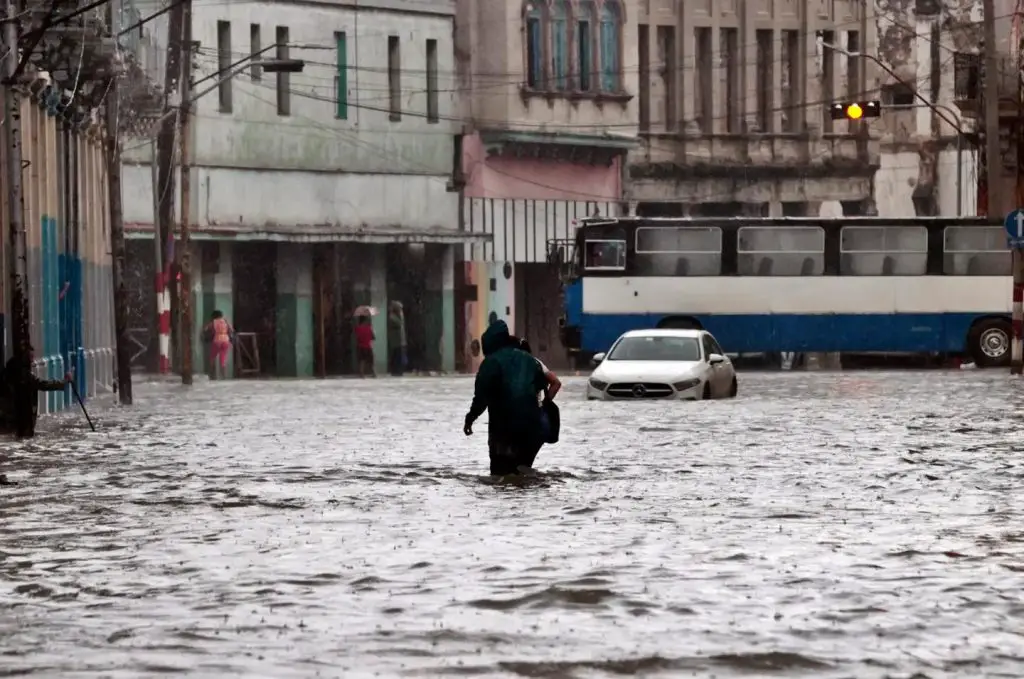 Tres fallecidos y más de 60 derrumbes, han sido el fatídico saldo de las intensas lluvias durante las ultimas horas en Cuba