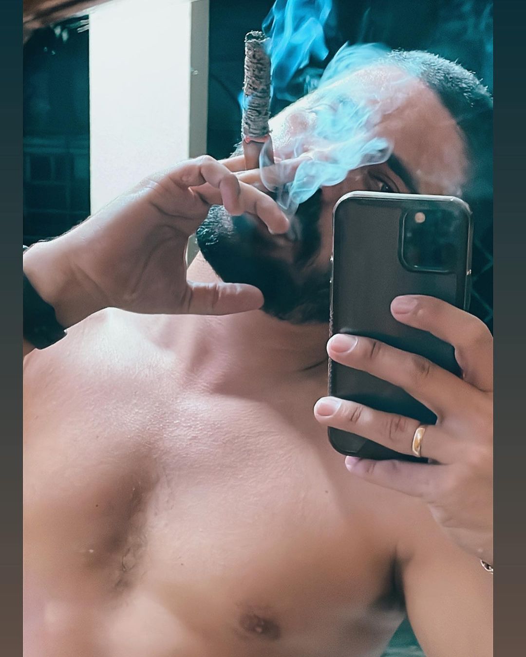 Actor cubano Alejandro Cuervo enciende las redes con foto sin camiseta y  fumando un puro